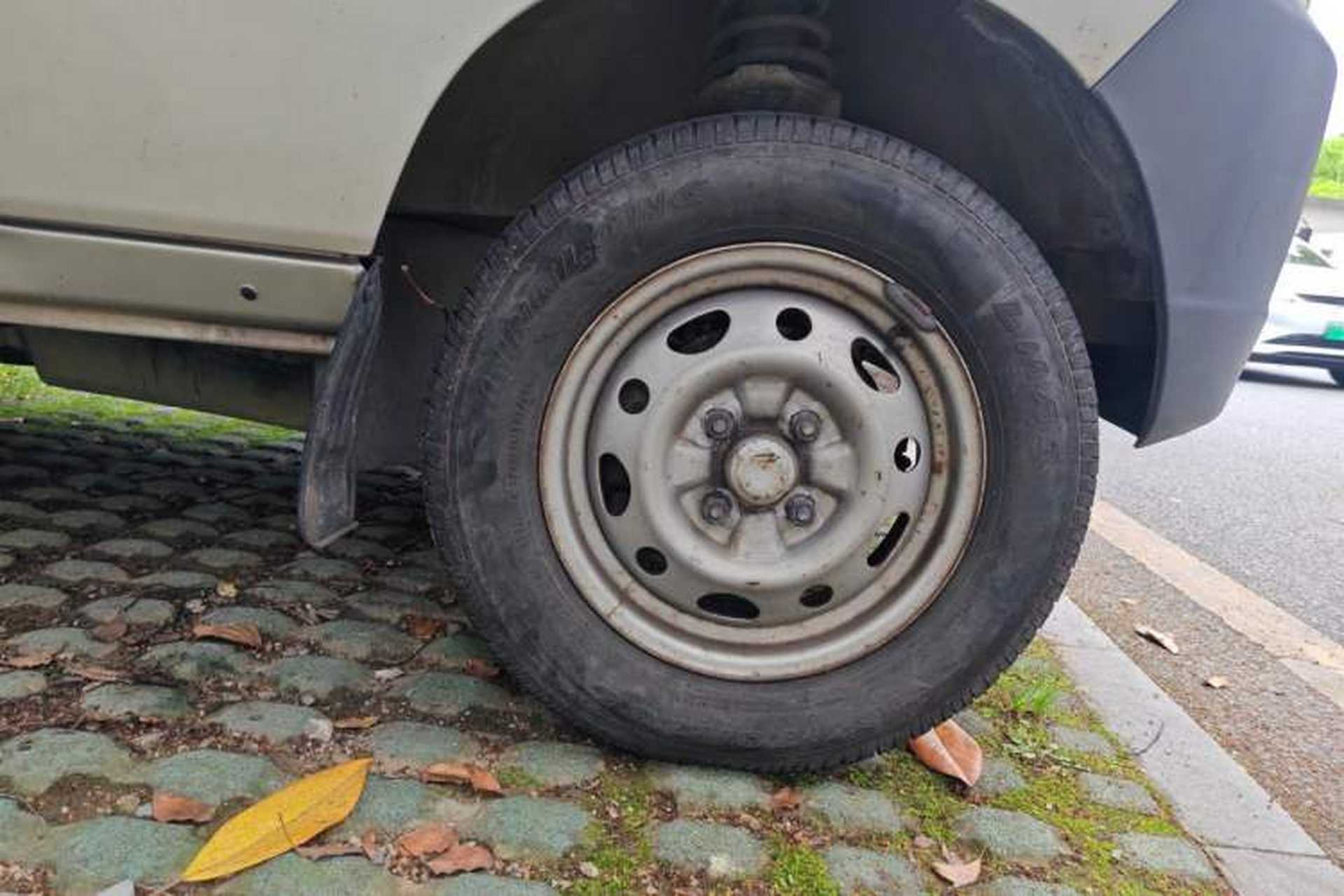 Used Wuling Zhiguang 2010 1.0L Liye Edition Right Front Wheel Hub