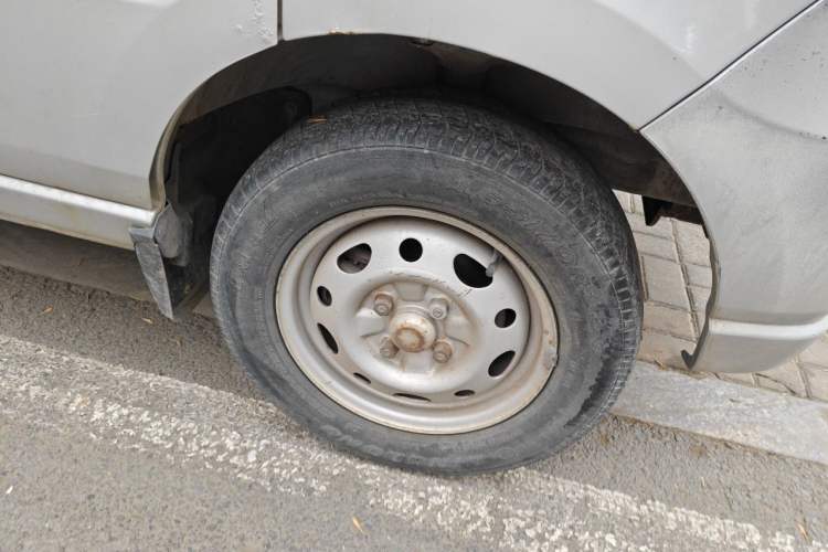 Used Wuling Zhiguang 2010 1.0L New Version Practical Short-Body L2Y Right Front Wheel Hub