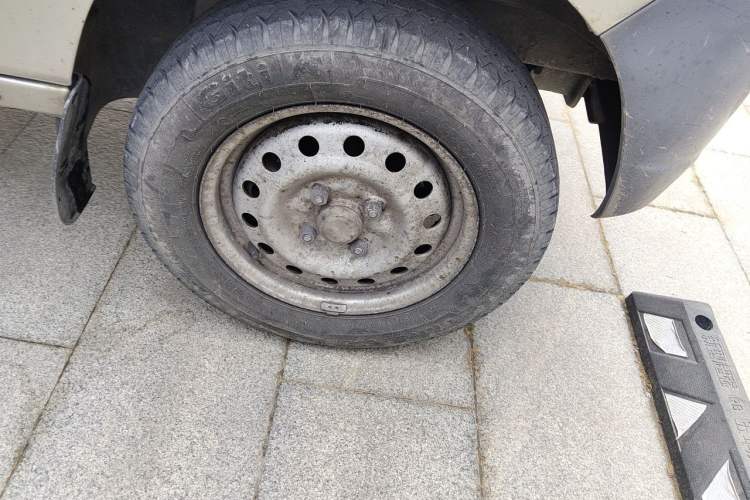 Used Wuling Zhiguang 2010 1.0L New Version Liye Style with Shorter Body Right Front Wheel Hub