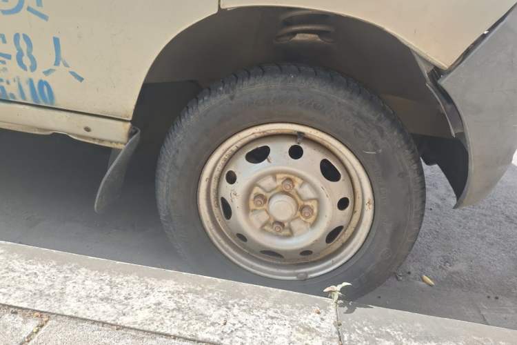 Used Wuling Zhiguang 2010 1.0L Liye Edition Right Front Wheel Hub
