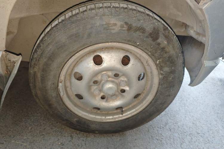 Used Wuling Zhiguang 2010 1.0L Liye Edition Right Front Wheel Hub