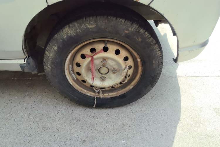 Used Wuling Zhiguang 2010 1.0L New Version Practical Short-Body L2Y Right Front Wheel Hub