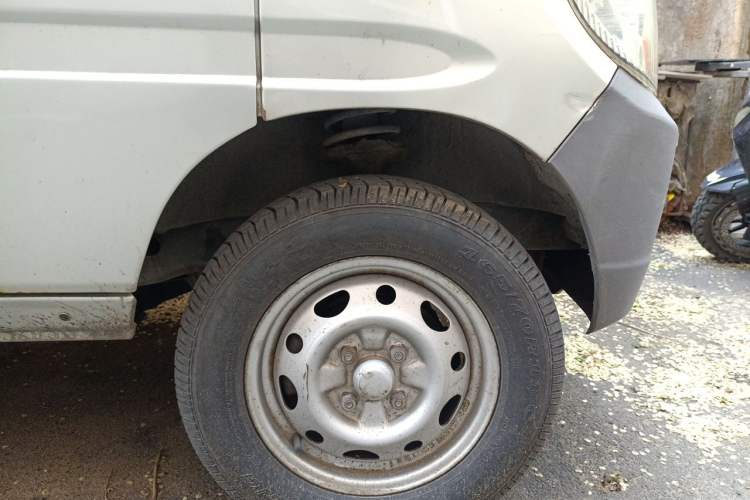 Used Wuling Zhiguang 2010 1.0L Liye Edition Right Front Wheel Hub
