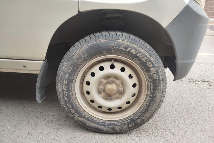 Used Wuling Zhiguang 2010 1.0L Liye Edition Right Front Wheel Hub