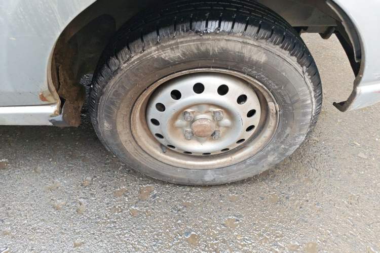 Used Wuling Zhiguang 2010 1.0L New Version Liye Style with Shorter Body Right Front Wheel Hub