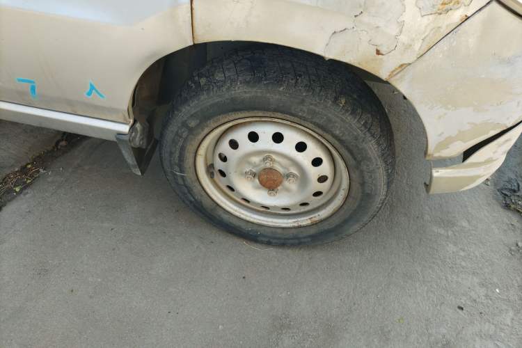 Used Wuling Zhiguang 2010 1.0L New Version Practical Edition with Short Body Right Front Wheel Hub