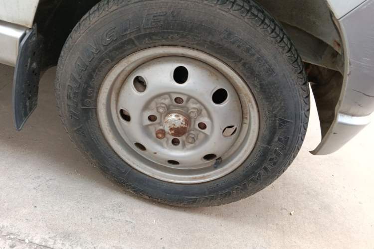 Used Wuling Zhiguang 2010 1.0L Liye Edition Right Front Wheel Hub