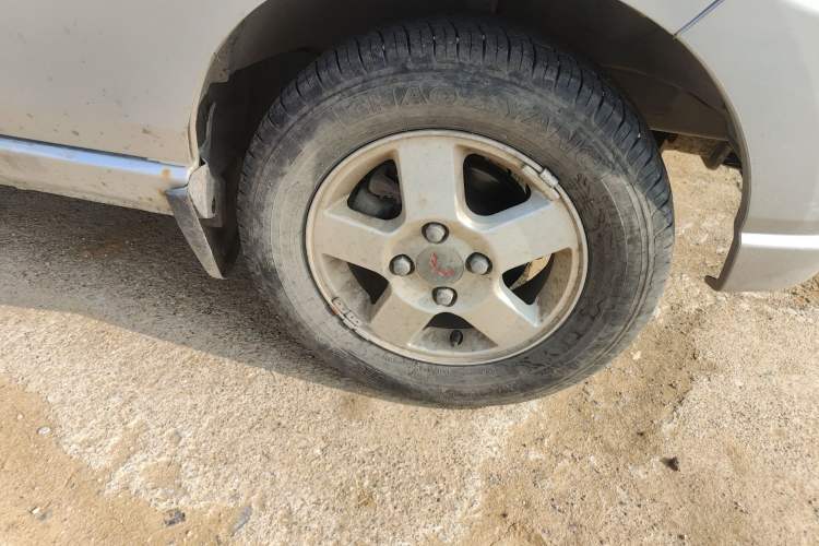 Used Wuling Zhiguang 2010 1.0L New Version Practical Short-Body L2Y Right Front Wheel Hub