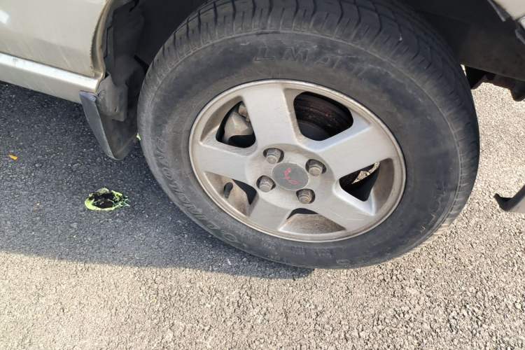Used Wuling Zhiguang 2010 1.1L New Edition Practical Long-Body LXA Right Front Wheel Hub