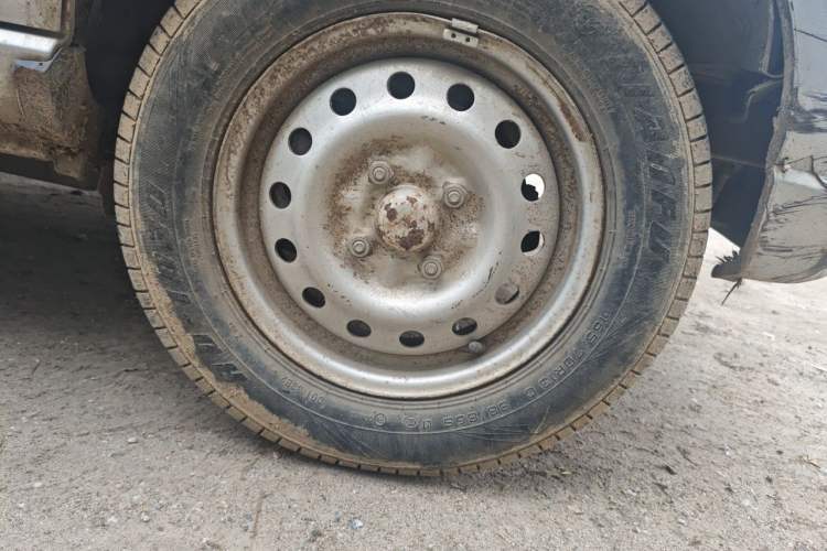 Used Wuling Zhiguang 2010 1.0L New Version Liye Style with Shorter Body Right Front Wheel Hub