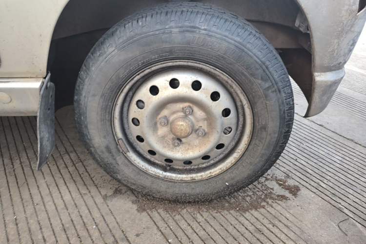 Used Wuling Zhiguang 2010 1.0L Liye Edition Right Front Wheel Hub