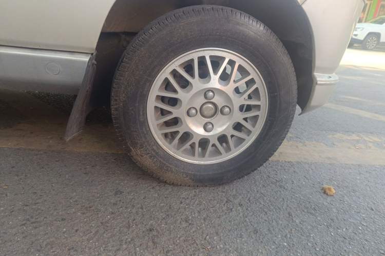Used Wuling Zhiguang 2010 1.0L Liye Edition Right Front Wheel Hub