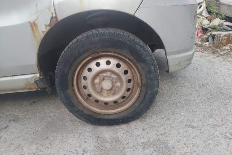 Used Wuling Zhiguang 2010 1.0L New Edition Practical Version with Extended Body L2Y Right Front Wheel Hub