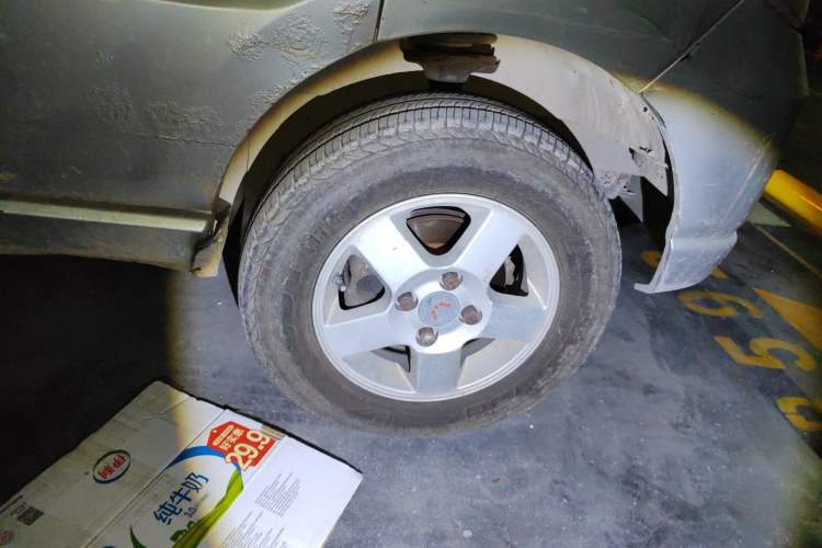 Used Wuling Zhiguang 2010 1.0L New Version Practical Edition with Short Body Right Front Wheel Hub