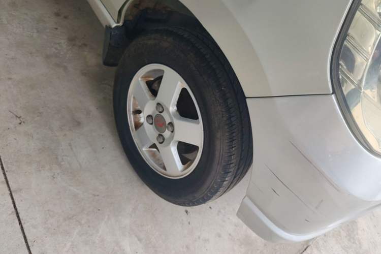 Used Wuling Zhiguang 2010 1.1L New Edition Practical Short-Body LXA Right Front Wheel Hub