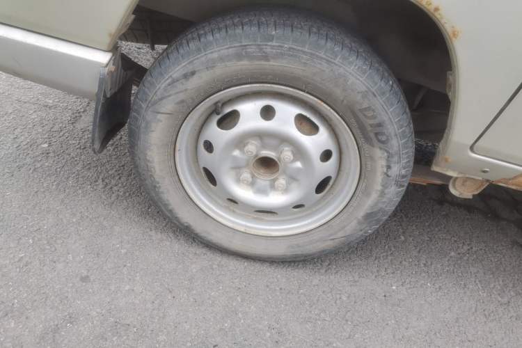 Used Wuling Zhiguang 2010 1.0L Liye Edition Right Front Wheel Hub