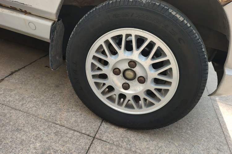 Used Wuling Zhiguang 2010 1.0L Base Version Right Front Wheel Hub