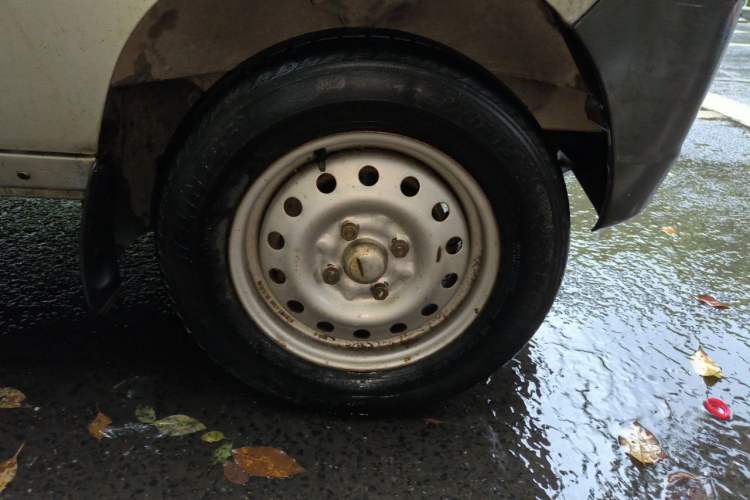 Used Wuling Zhiguang 2010 1.0L Liye Edition Right Front Wheel Hub