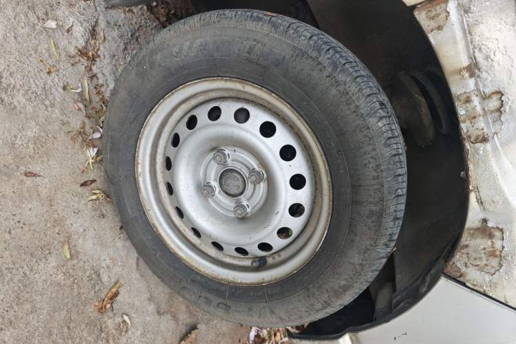Used Wuling Zhiguang 2010 1.2L New Edition Practical Long-Body LAQ Right Front Wheel Hub