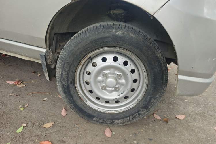 Used Wuling Zhiguang 2010 1.0L New Version Liye Style with Shorter Body Right Front Wheel Hub