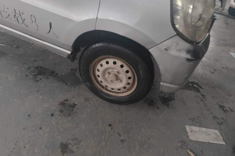 Used Wuling Zhiguang 2010 1.0L New Version Practical Short-Body L2Y Right Front Wheel Hub