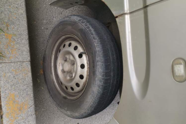 Used Wuling Zhiguang 2010 1.0L Liye Edition Right Front Wheel Hub