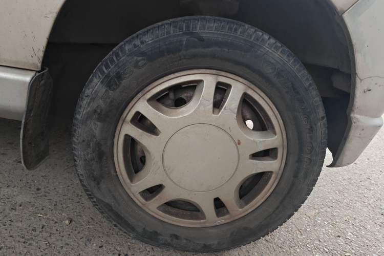 Used Wuling Zhiguang 2010 1.0L Liye Edition Right Front Wheel Hub