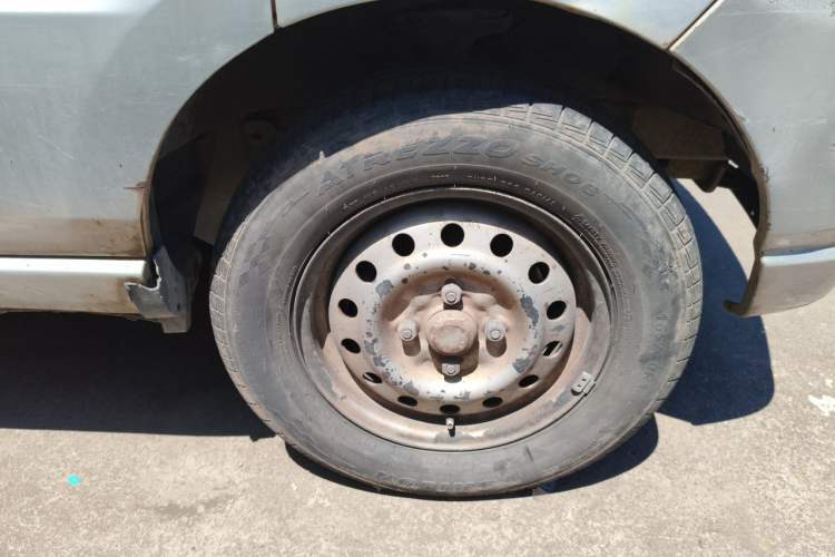 Used Wuling Zhiguang 2010 1.0L New Version Practical Short-Body L2Y Right Front Wheel Hub
