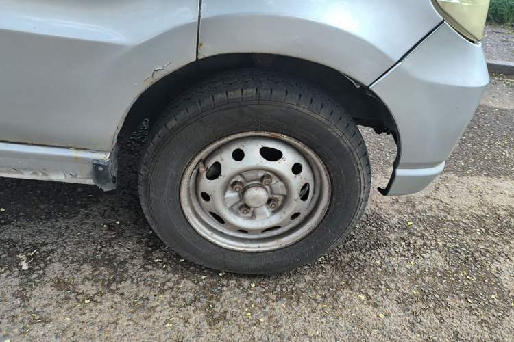 Used Wuling Zhiguang 2010 1.0L New Version Practical Short-Body L2Y Right Front Wheel Hub