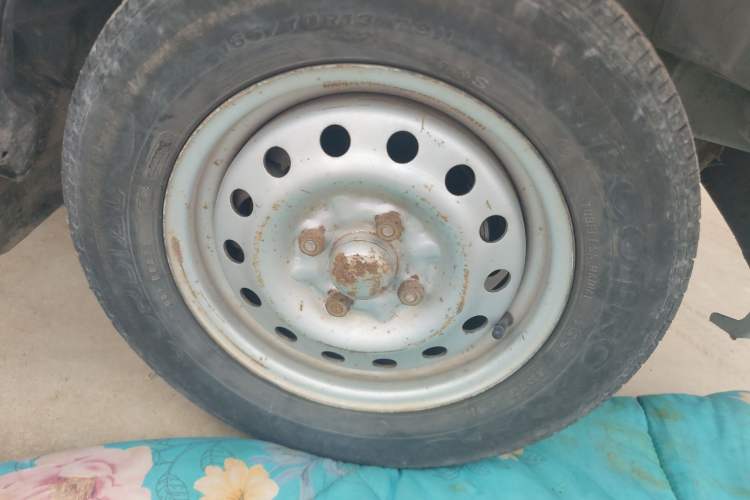 Used Wuling Zhiguang 2010 1.0L New Version Practical Short-Body L2Y Right Front Wheel Hub
