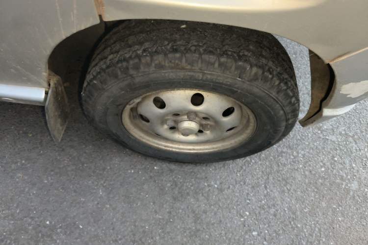 Used Wuling Zhiguang 2010 1.0L Liye Edition Right Front Wheel Hub