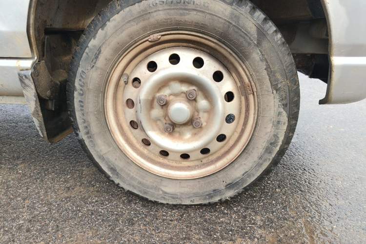Used Wuling Zhiguang 2010 1.0L New Version Practical Short-Body L2Y Right Front Wheel Hub
