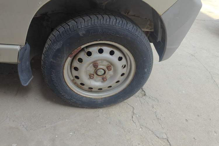 Used Wuling Zhiguang 2010 1.0L Liye Edition Right Front Wheel Hub