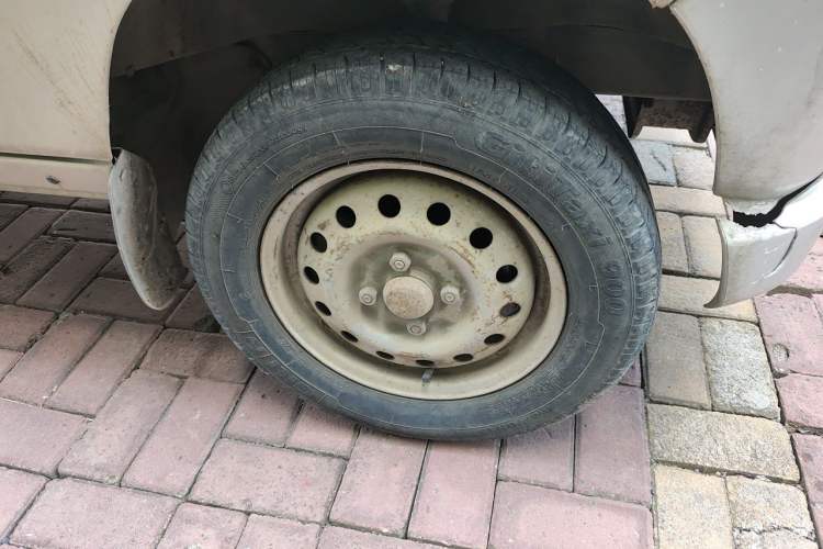 Used Wuling Zhiguang 2010 1.0L Liye Edition Right Front Wheel Hub