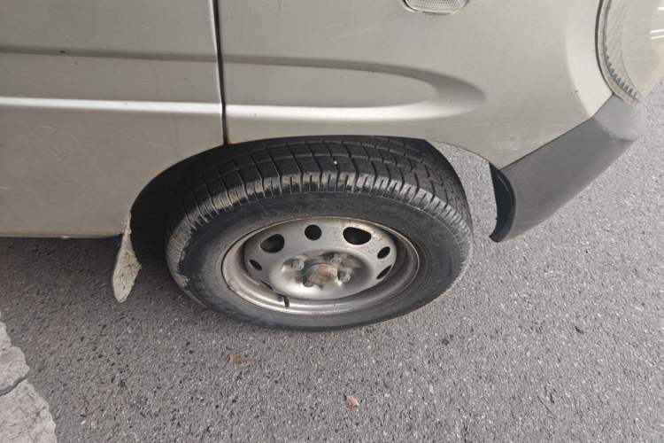 Used Wuling Zhiguang 2010 1.0L Liye Edition Right Front Wheel Hub