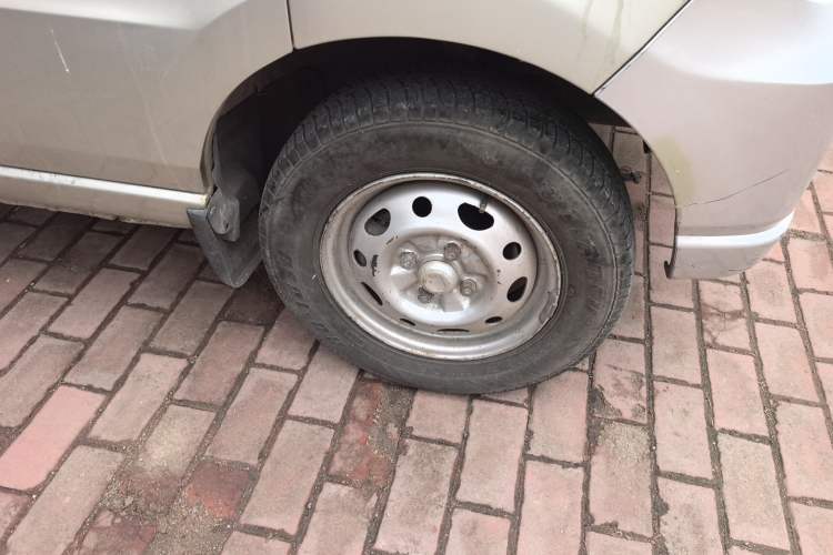 Used Wuling Zhiguang 2010 1.0L New Version Practical Short-Body L2Y Right Front Wheel Hub