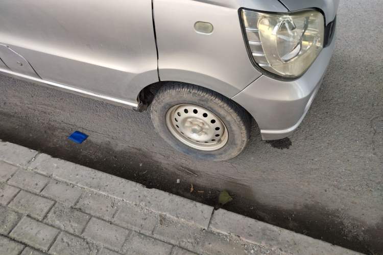 Used Wuling Zhiguang 2010 1.0L New Version Practical Edition with Short Body Right Front Wheel Hub
