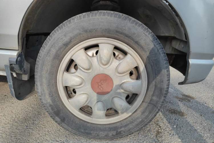 Used Wuling Zhiguang 2010 1.0L New Version Practical Edition with Short Body Right Front Wheel Hub