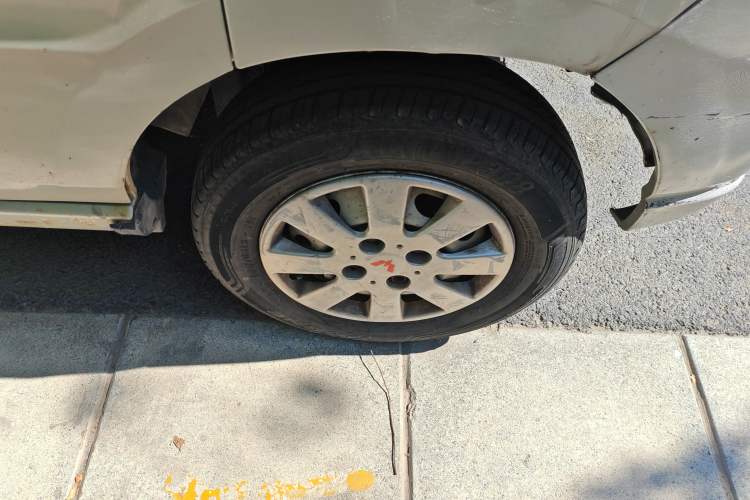 Used Wuling Zhiguang 2010 1.0L New Version Practical Short-Body L2Y Right Front Wheel Hub