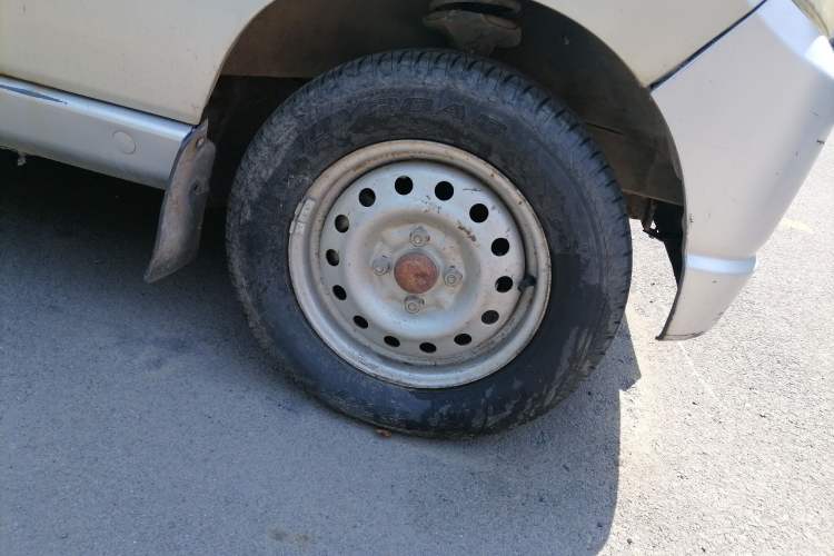 Used Wuling Zhiguang 2010 1.0L Liye Edition Right Front Wheel Hub