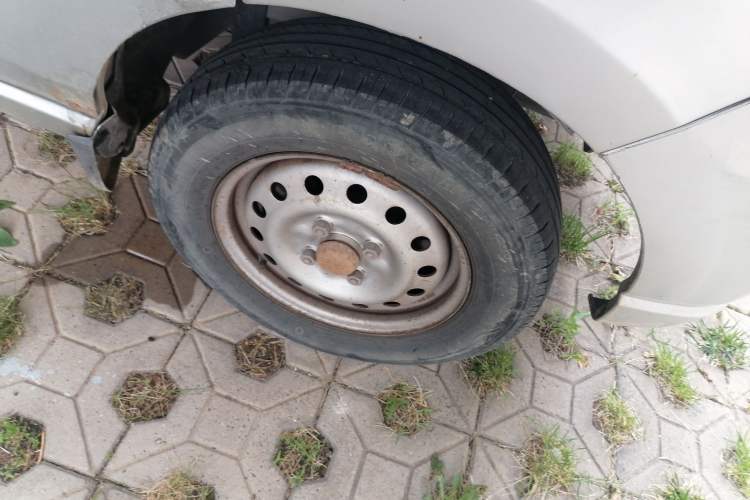 Used Wuling Zhiguang 2010 1.0L New Version Practical Short-Body L2Y Right Front Wheel Hub