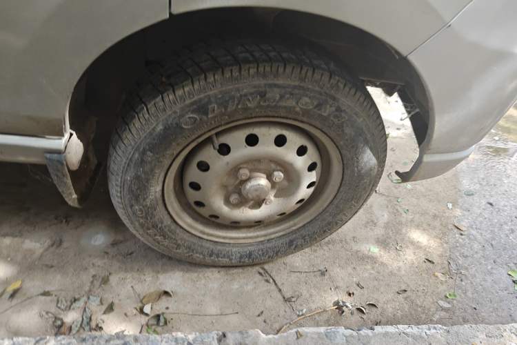Used Wuling Zhiguang 2010 1.0L New Version Practical Short-Body L2Y Right Front Wheel Hub
