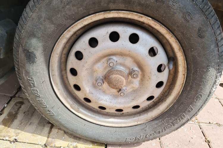 Used Wuling Zhiguang 2010 1.0L New Version Practical Short-Body L2Y Right Front Wheel Hub