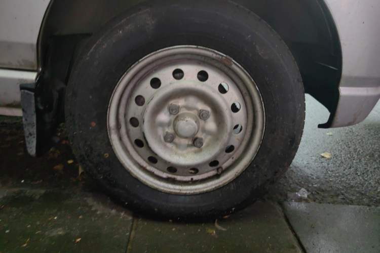 Used Wuling Zhiguang 2010 1.0L New Version Practical Short-Body L2Y Right Front Wheel Hub