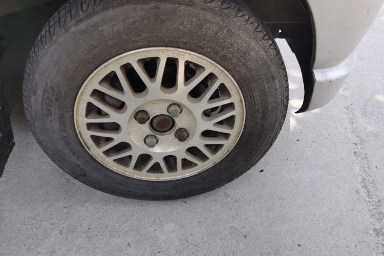 Used Wuling Zhiguang 2010 1.0L Liye Edition Right Front Wheel Hub