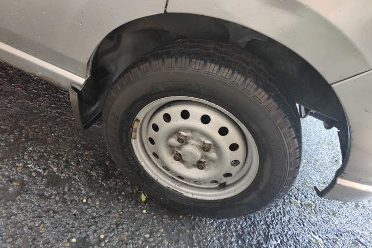 Used Wuling Zhiguang 2010 1.0L New Version Liye Style with Shorter Body Right Front Wheel Hub
