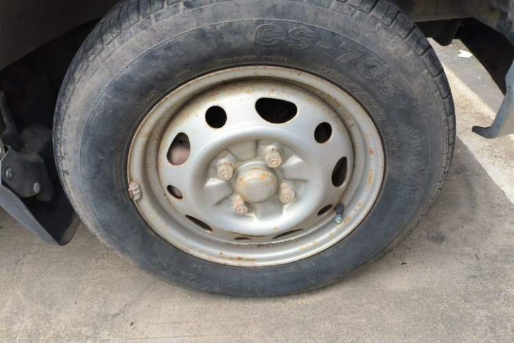 Used Wuling Zhiguang 2010 1.0L New Version Practical Short-Body L2Y Right Front Wheel Hub