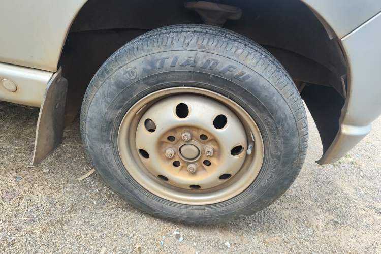 Used Wuling Zhiguang 2010 1.0L Liye Edition Right Front Wheel Hub