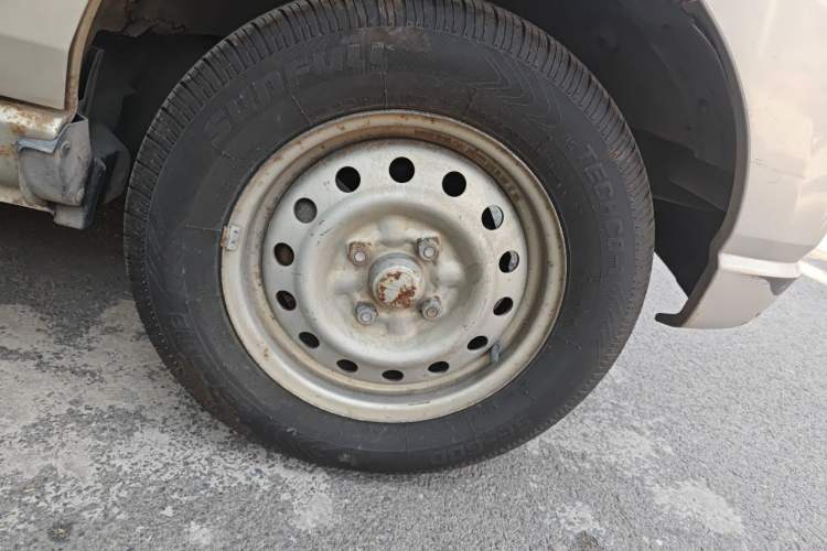 Used Wuling Zhiguang 2010 1.0L New Version Practical Short-Body L2Y Right Front Wheel Hub