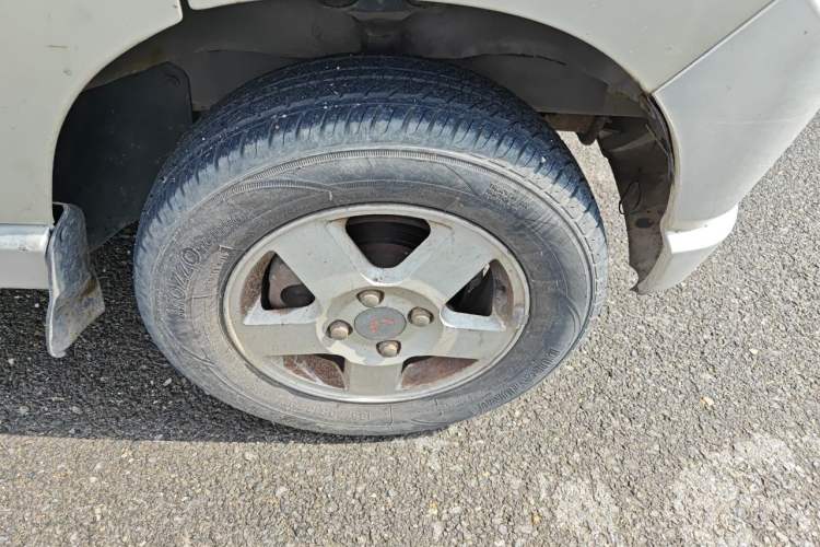 Used Wuling Zhiguang 2010 1.0L Liye Edition Right Front Wheel Hub